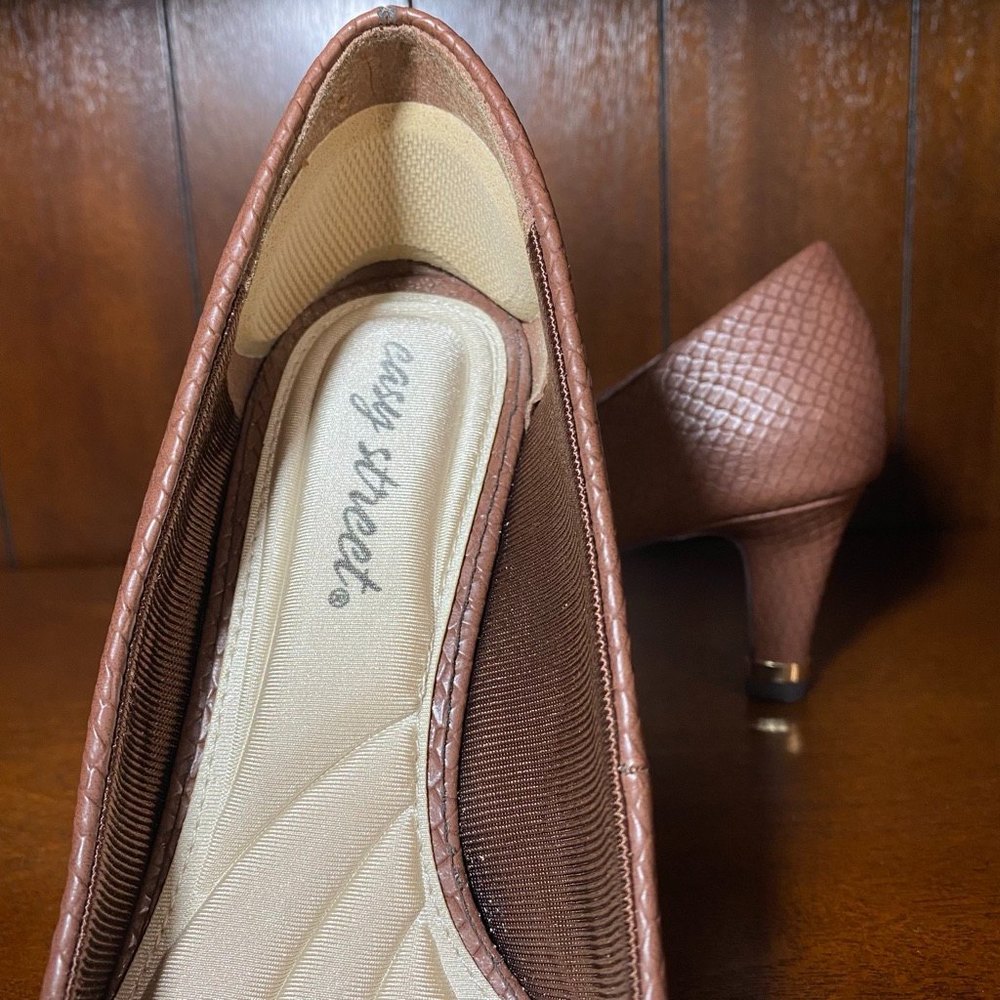 NWOT Easy Street Pump Shoes with Heel Gold Trim Size 7.5 (9.5”) Brown - Picture 9 of 10